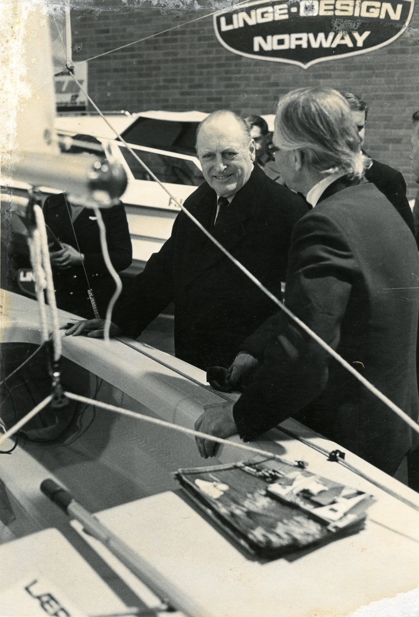 Jan Herman Linge, Sansyneligvis fra Linge-standen på utstillingen "Sjøen for alle" på Sjølystsenteret (Norges Varemesse), Drammensveien 154, Oslo. Jan Herman Linge og Kong Olav.