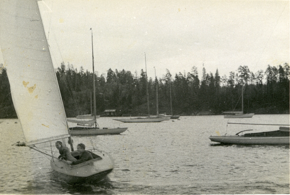 Jan Herman Linge, Seilbåten Vi-To. Linges første egenkonstruerte seilbåt.