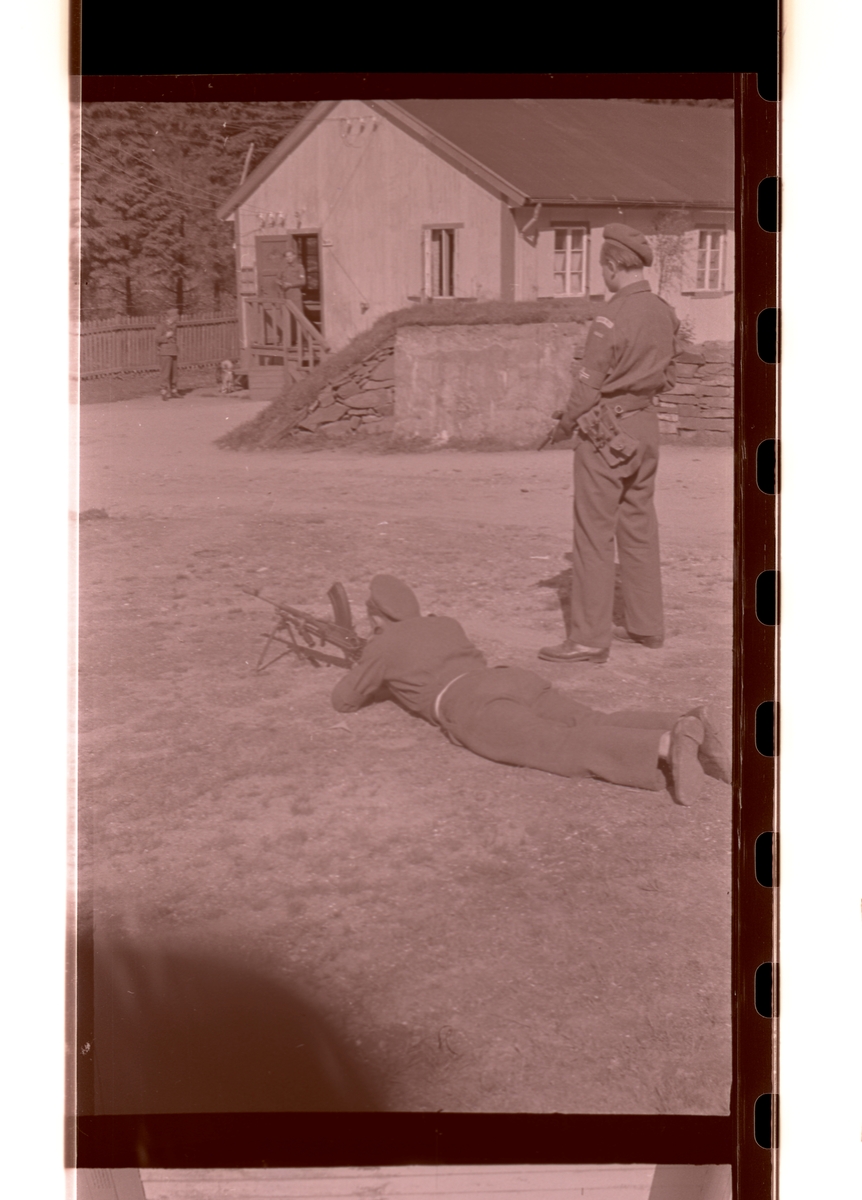 Jan Herman Linge, Lingekarer med våpentrening med Brengun. Lingekaren til høyre bærer en Stengun. Antatt ved Holenforlegningen i Bergen maidagene 1945.