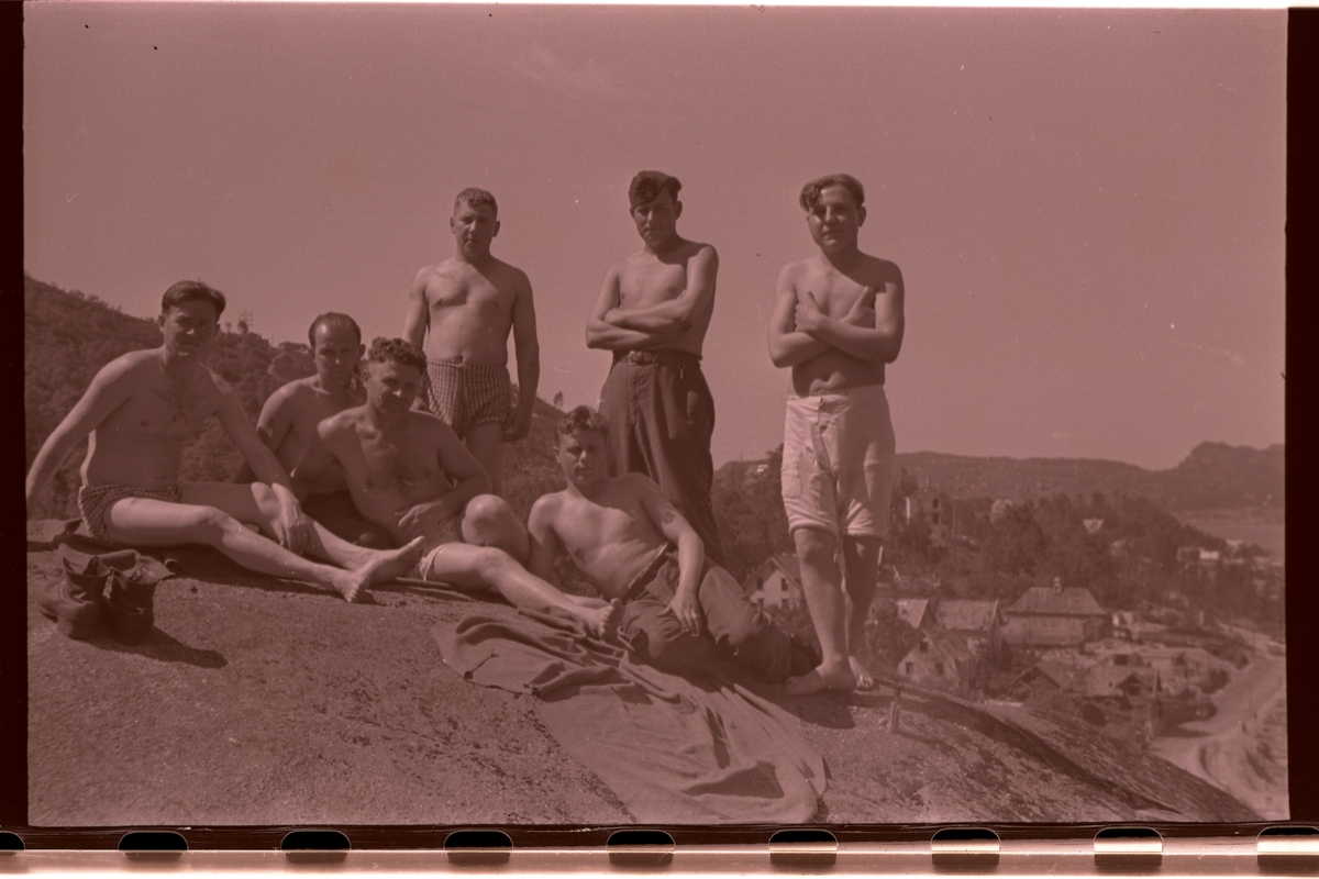 Jan Herman Linge, Lingekarer sannsynligvis sammen med noen andre. Solbading området ved Holenforlegningen i Bergen. Tatt maidagene 1945.