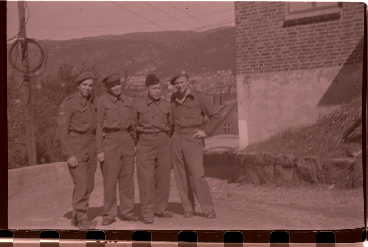 Jan Herman Linge, Lingekarer ytterst til høyre og venste i bildet i området ved Holenforlegningen i maidagene 1945.
