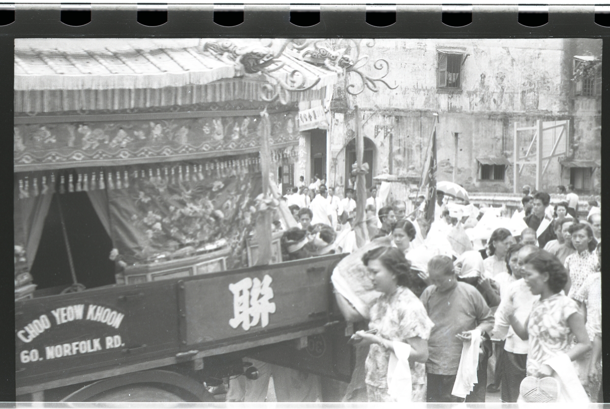 Jan Herman Linge, Seremoniell begravelsesprosesjon gjennom gate i Singapore. Bil eller vogn merket med "Choo Yeow Khoon 60. Norfolk Rd." og det kinesiske tegn for "Forent".