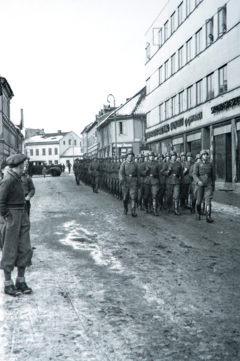 Anno Domkirkeodden, TYSKE SOLDATER MARSJERER GJENNOM TORGGATA, HAMAR. 2. verdenskrig, krigen okkupasjon.