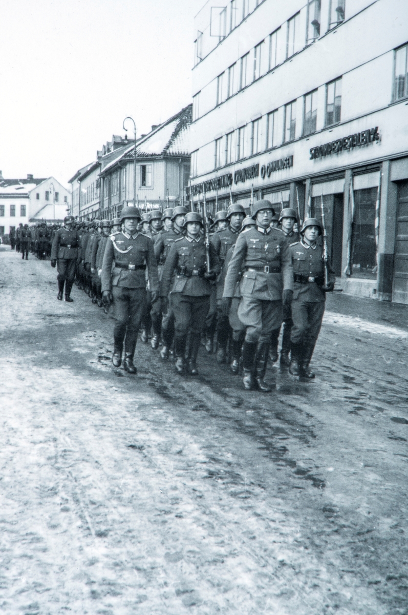Anno Domkirkeodden, TYSKE SOLDATER MARSJERER GJENNOM TORGGATA I HAMAR. 2. verdenskrig, krigen okkupasjon.