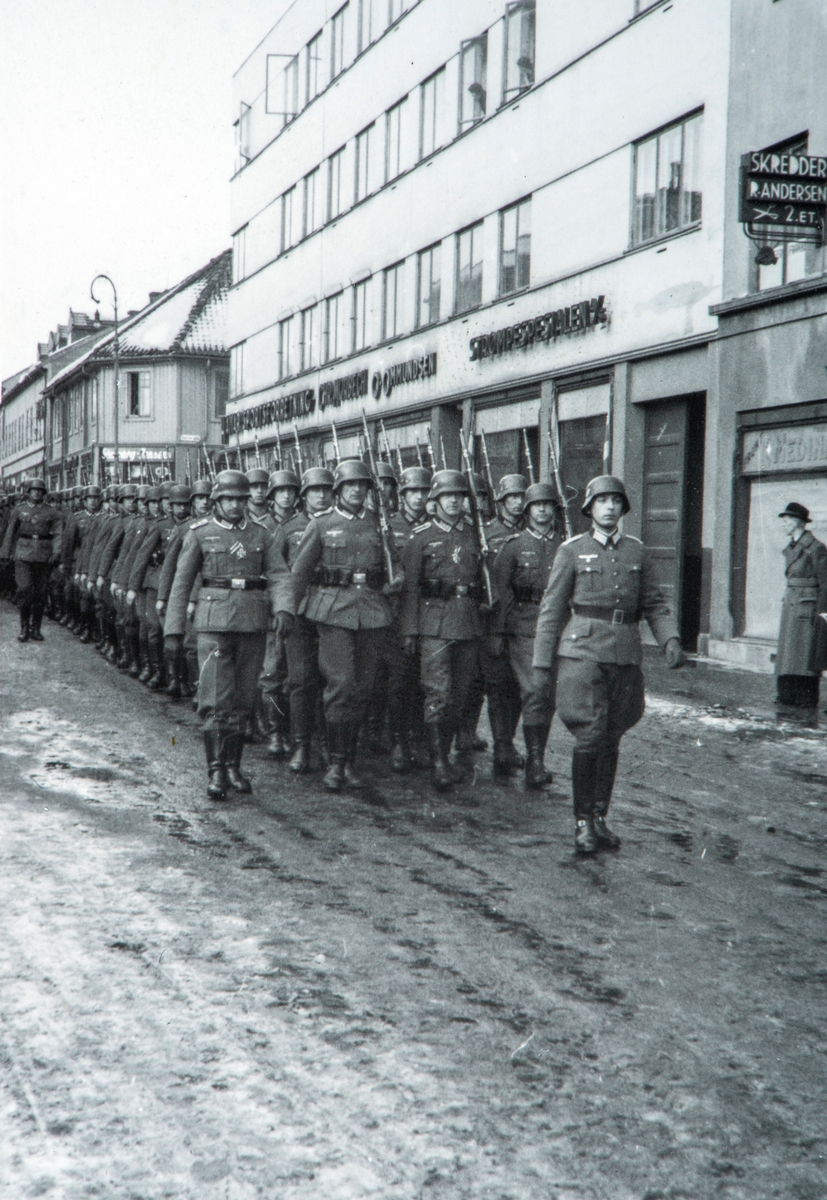 Anno Domkirkeodden, TYSKE SOLDATER MARSJERER GJENNOM TORGGATA, HAMAR. 2. verdenskrig, krigen okkupasjon.