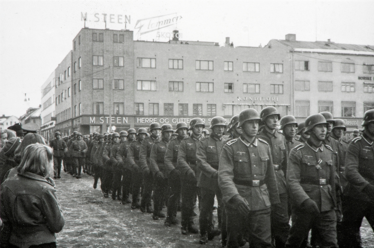 Anno Domkirkeodden, TYSKE SOLDATER MARSJERER GJENNOM TORGGATA, ØSTRE TORG, HAMAR. 2. verdenskrig, krigen okkupasjon.