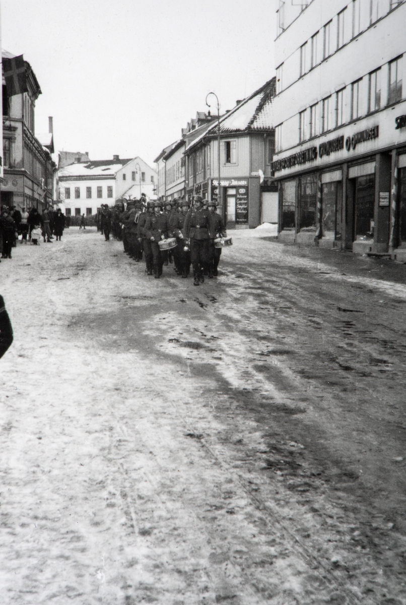 Anno Domkirkeodden, Tyske soldater marsjerer gjennom Torggata 41-43, Hamar. Okkupasjon, 2. verdenskrig