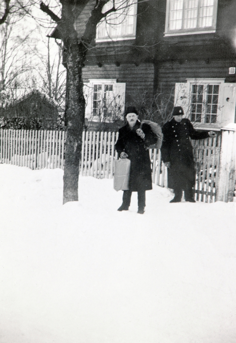 Anno Domkirkeodden, LÆRER HALFDAN STEEN, ARRESTERT AV TYSKERNE, HENTES AV POLITIMANN. 20. mars 1942 ble 1. 100 lærere og lektorer over hele landet arrestert. I Hamar ble ca 40 stykker satt i arrest for så å bli overført til Jørstadmoen, eller "Jøssingmoen", i Lillehammer sammen med omtrent 600 andre kolleger. Etter et…