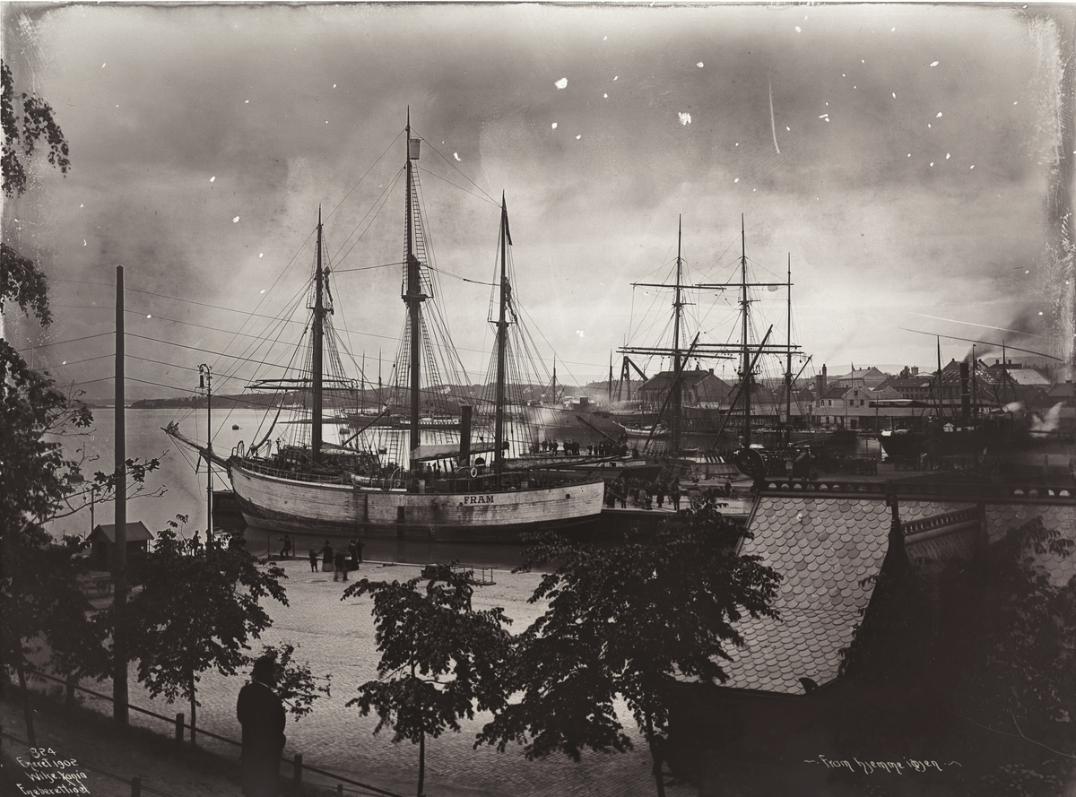 Anders Beer Wilse, Prot: ""Fram"" hjemme igjen ved Piberviksbryggen Oct.1.1902