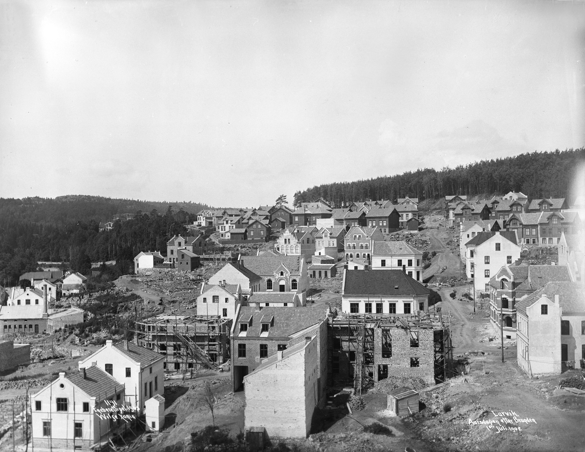 Anders Beer Wilse, Prot: Larvik - Nybyggede Del - Aarsdagen etter branden panorama Prot: 21. Juli 1903