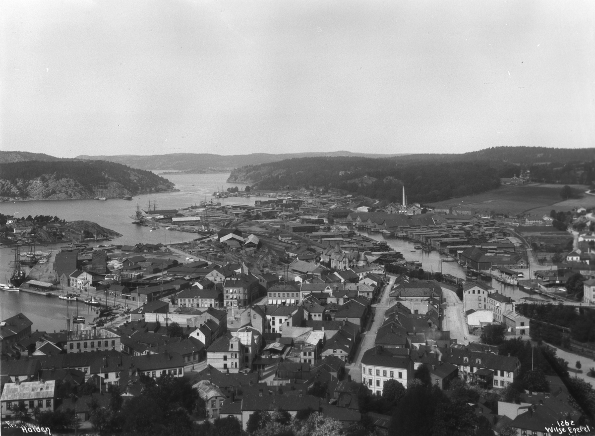 Anders Beer Wilse, Prot: Fredrikshald - Panorama fra Fæstningen 13. Juni 1902