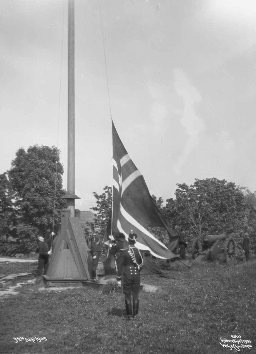 Anders Beer Wilse, Prot: Flagget heises paa Akershus 9/6 1905 ""Dette foregående bildet (tilvekstnummer: NF.W 03499) viser unionsflagget Sildesalaten som fires på Akershus festning. Dette bildet vise