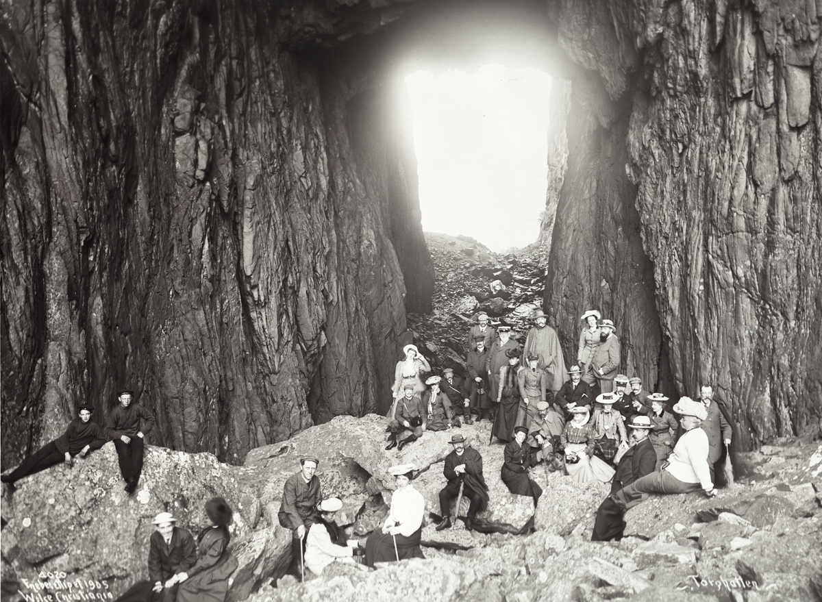 Anders Beer Wilse, Prot: Torghatten - Gruppe i Torghathullet 2/7 1905 Konv: 5. Juli 1905