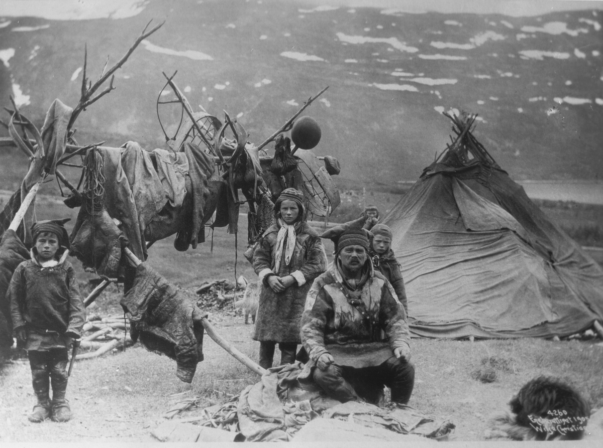 Anders Beer Wilse, Prot: Lapper - Lappetelt Josef Henriksens telt og familie Kautokeino, 13/7 1906