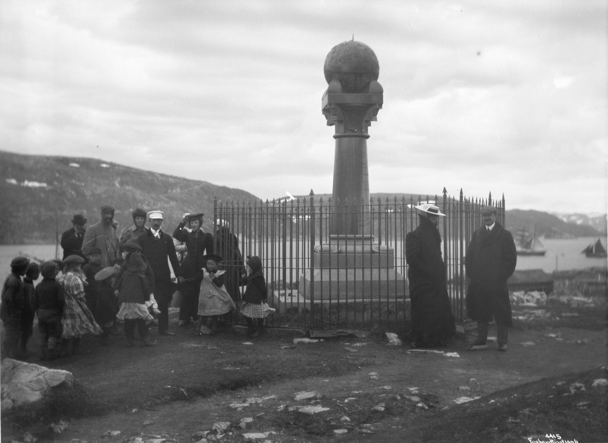 Anders Beer Wilse, Prot: Hammerfest - Turister ved Meridianstøtten 1906