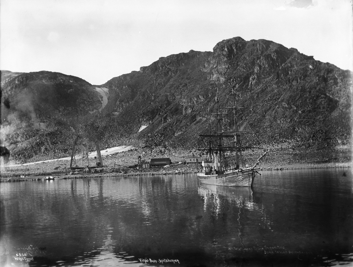 Anders Beer Wilse, Prot: Spitsbergen - Walter Wellmanns Balong Station fra heien 18/8 1906