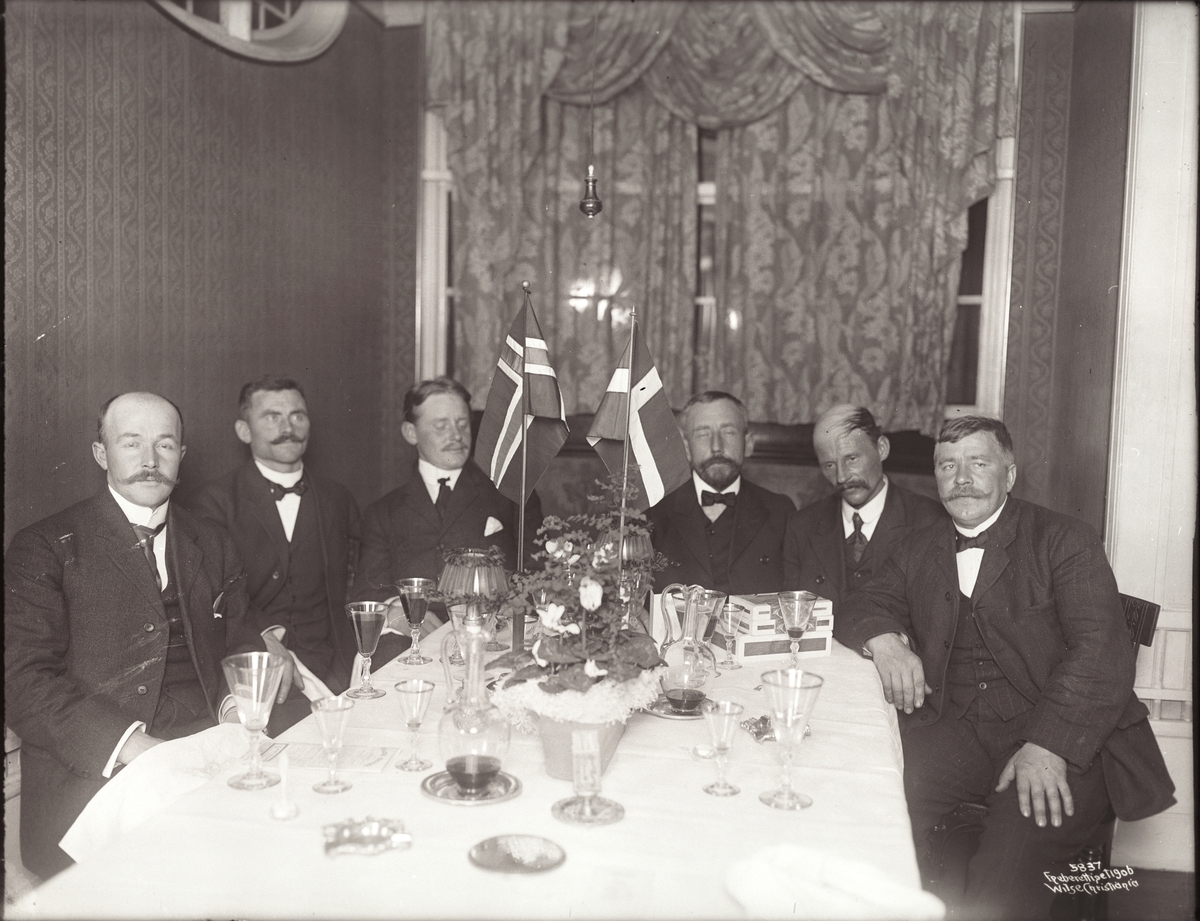 Anders Beer Wilse, Prot: Gruppe av Mandskap ved sidste maaltid 23/11 1906