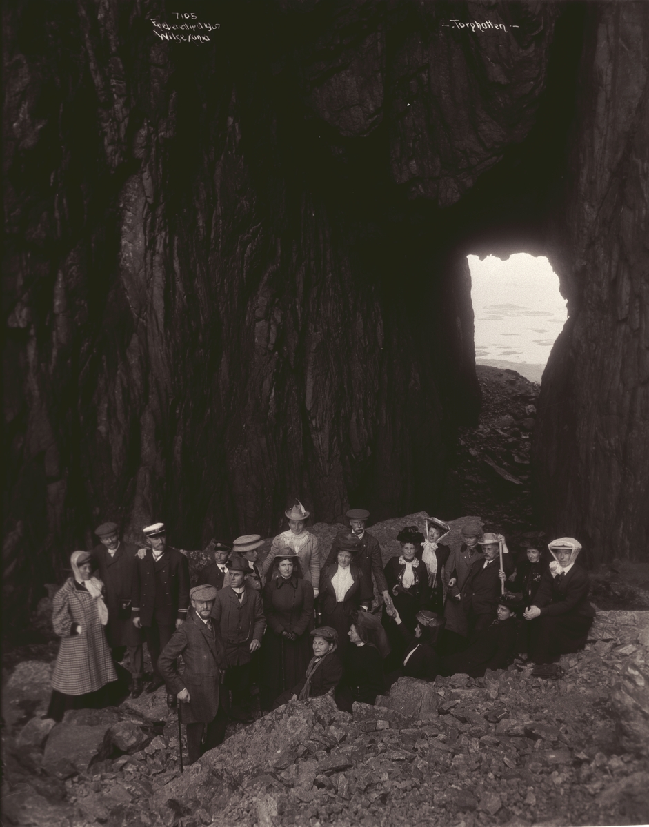 Anders Beer Wilse, Prot: Torghatten - Gruppe i Hullet 1907