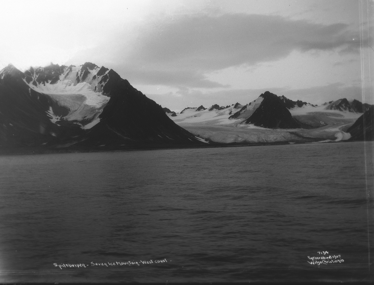 Anders Beer Wilse, Prot: Spitsbergen - Kysten ved 7 Isfjeld 1907