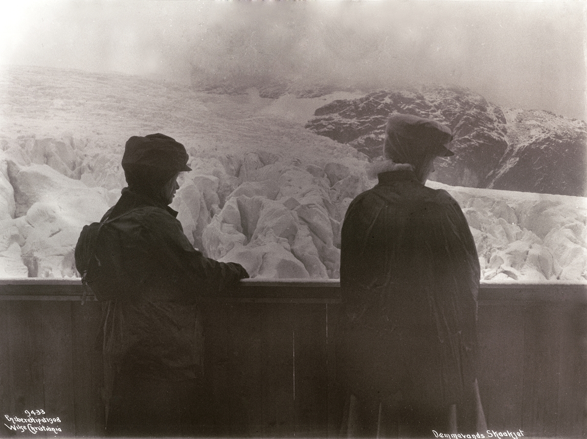 Anders Beer Wilse, Prot: Dæmmevann - Skjåket fra Verandaen Helen og fru Hagelsten, 5/9 1908