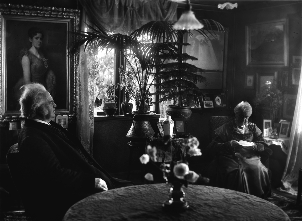 Anders Beer Wilse, Prot: Aulestad Bjørnson og frue i Stuen leser breve 23/9 1908