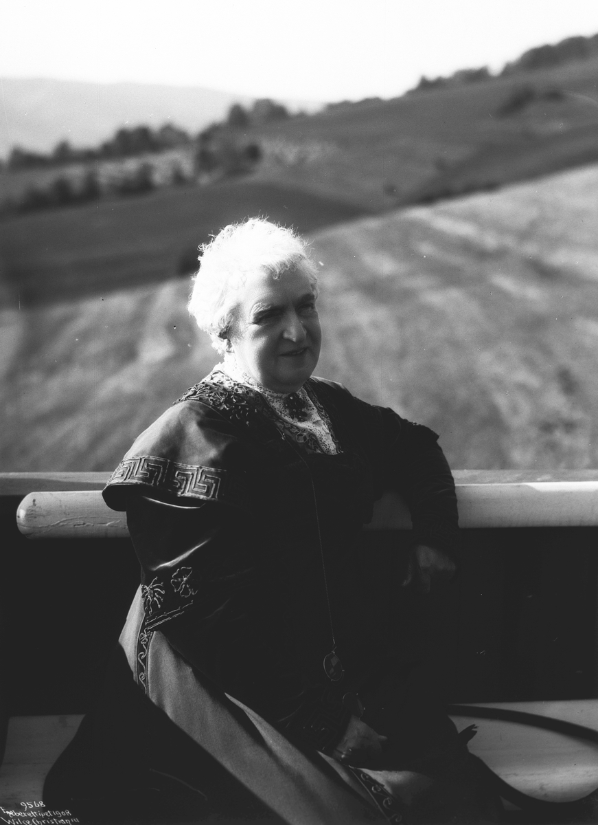 Anders Beer Wilse, Prot: Aulestad Fru Caroline Bjørnson brystbilde 23/9 1908