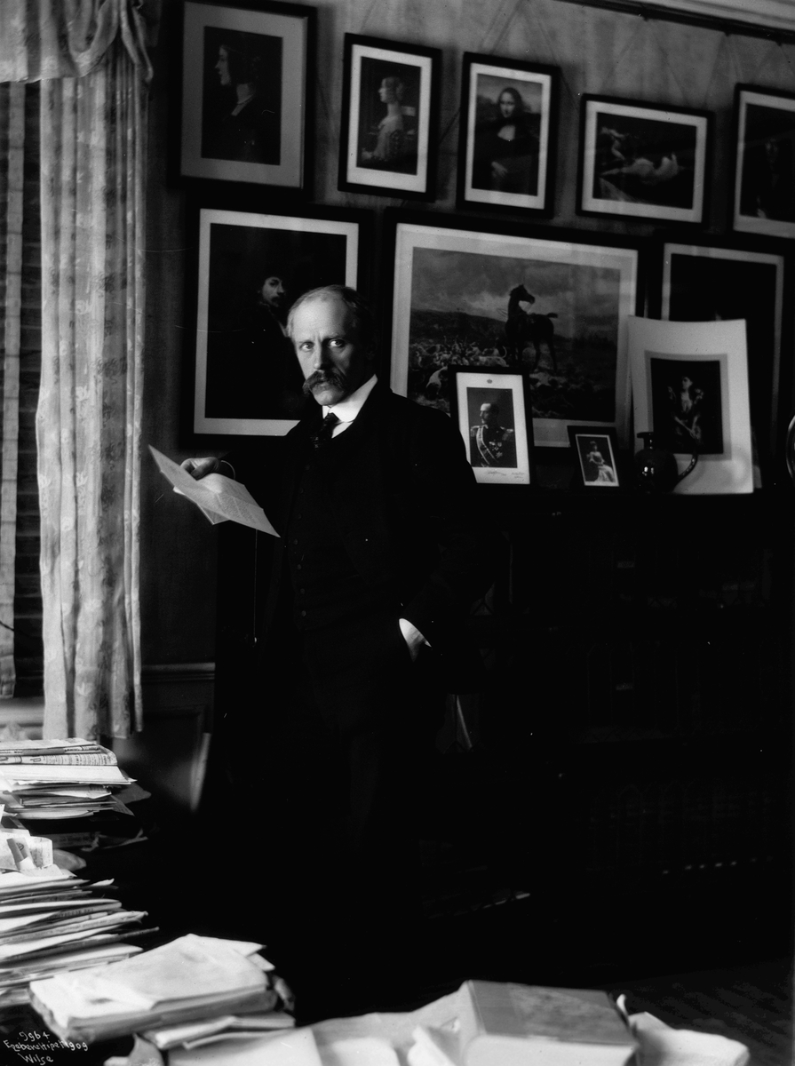 Anders Beer Wilse, Prot: Nansen stående ved sit Arbeidsbord 4/3 1909