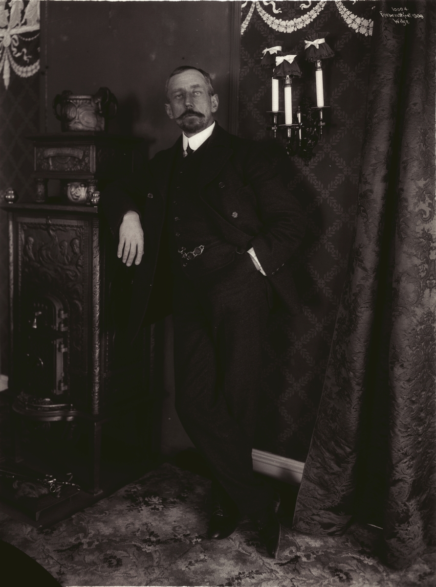 Anders Beer Wilse, Prot: Roald Amundsen - staaende i Salongen 7/3 1909