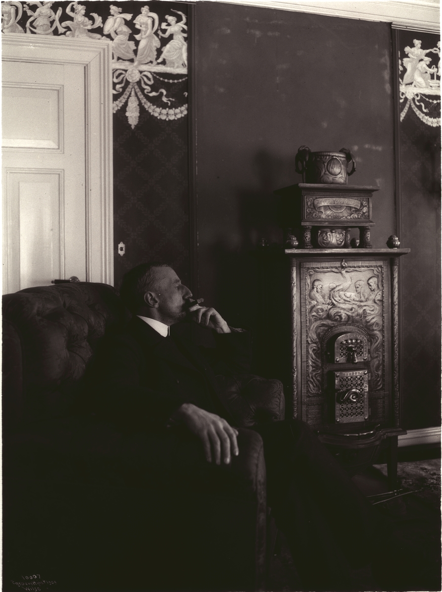 Anders Beer Wilse, Prot: Roald Amundsen - sittende ved Kaminen 7/3 1909