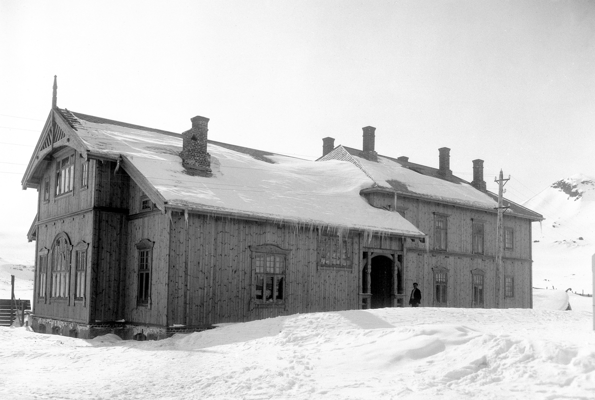 Anders Beer Wilse, Prot: Finse Fjellstue facade mot Jernbanen 12/4 1909
