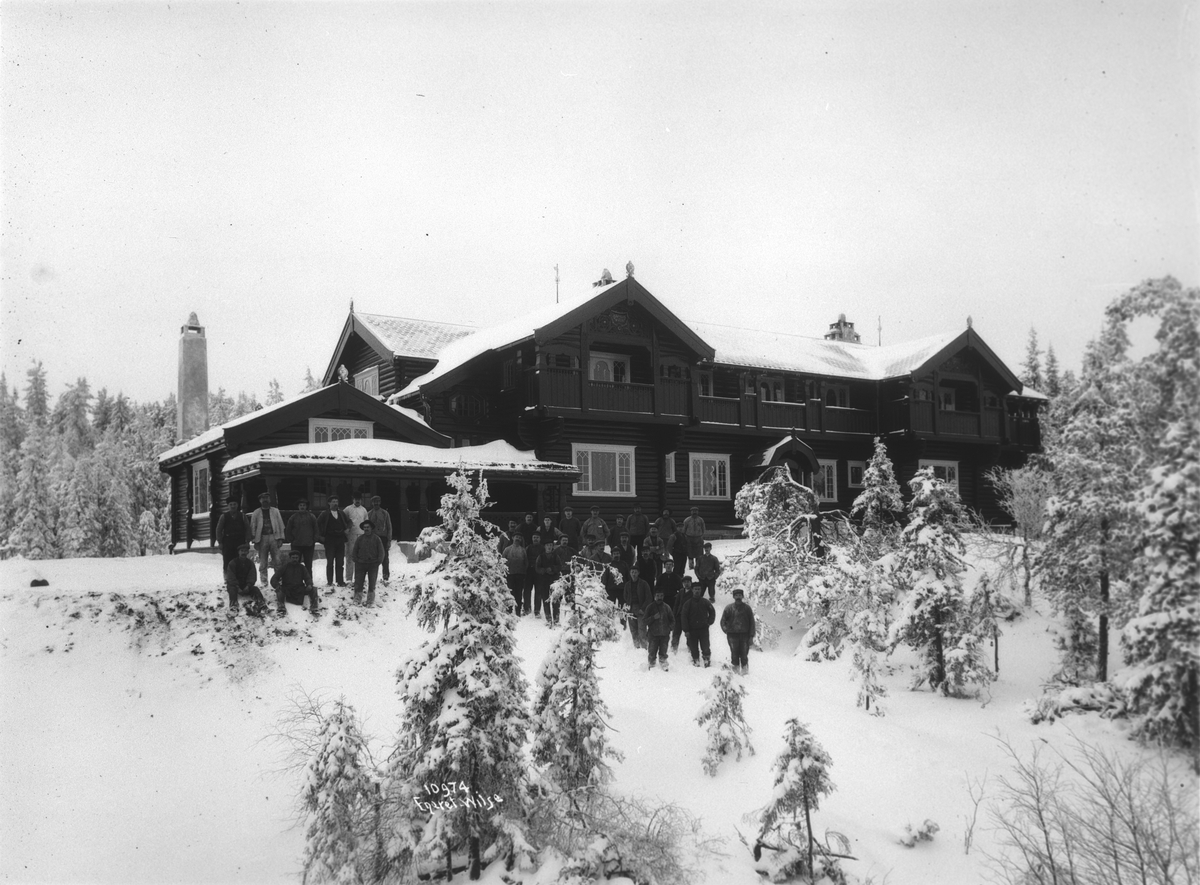 Anders Beer Wilse, Prot: Kongevillaen søndre med gruppe arbeidere 27/11 1909