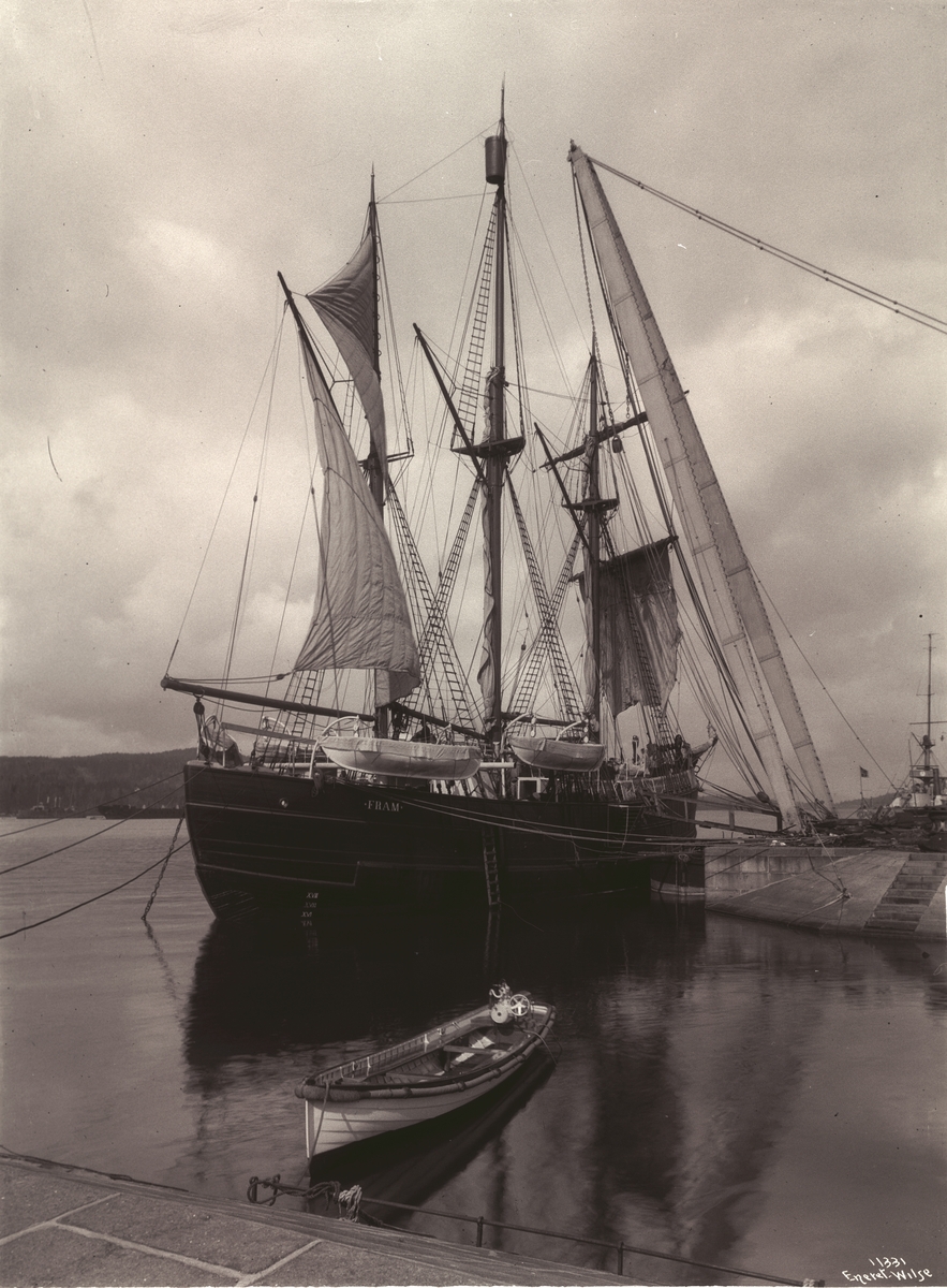 Anders Beer Wilse, Prot: Fram - ved Værftet 25/4 1910