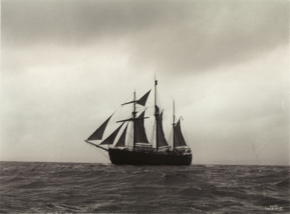 Anders Beer Wilse, Prot: Fram under seil 3/4 forfra 25/4 1910
