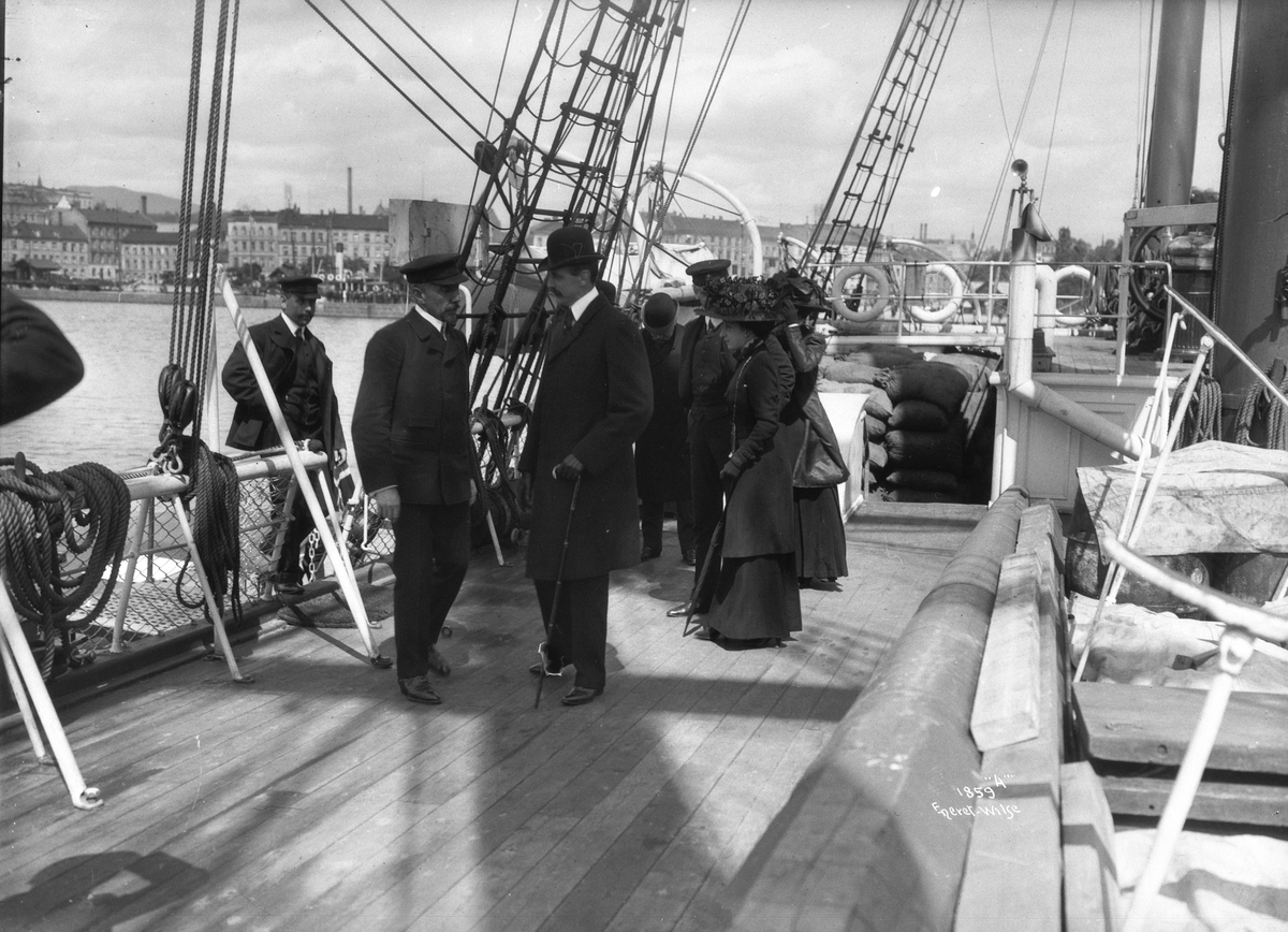 Anders Beer Wilse, Prot: Fram Kongen taler med Amundsen 2/6