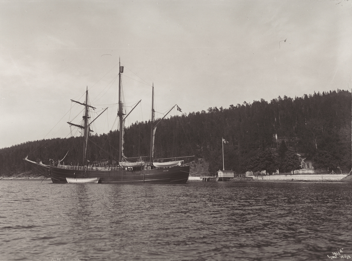 Anders Beer Wilse, Prot: Fram udenfor Amundsens Hjem fra fjorden 6/6
