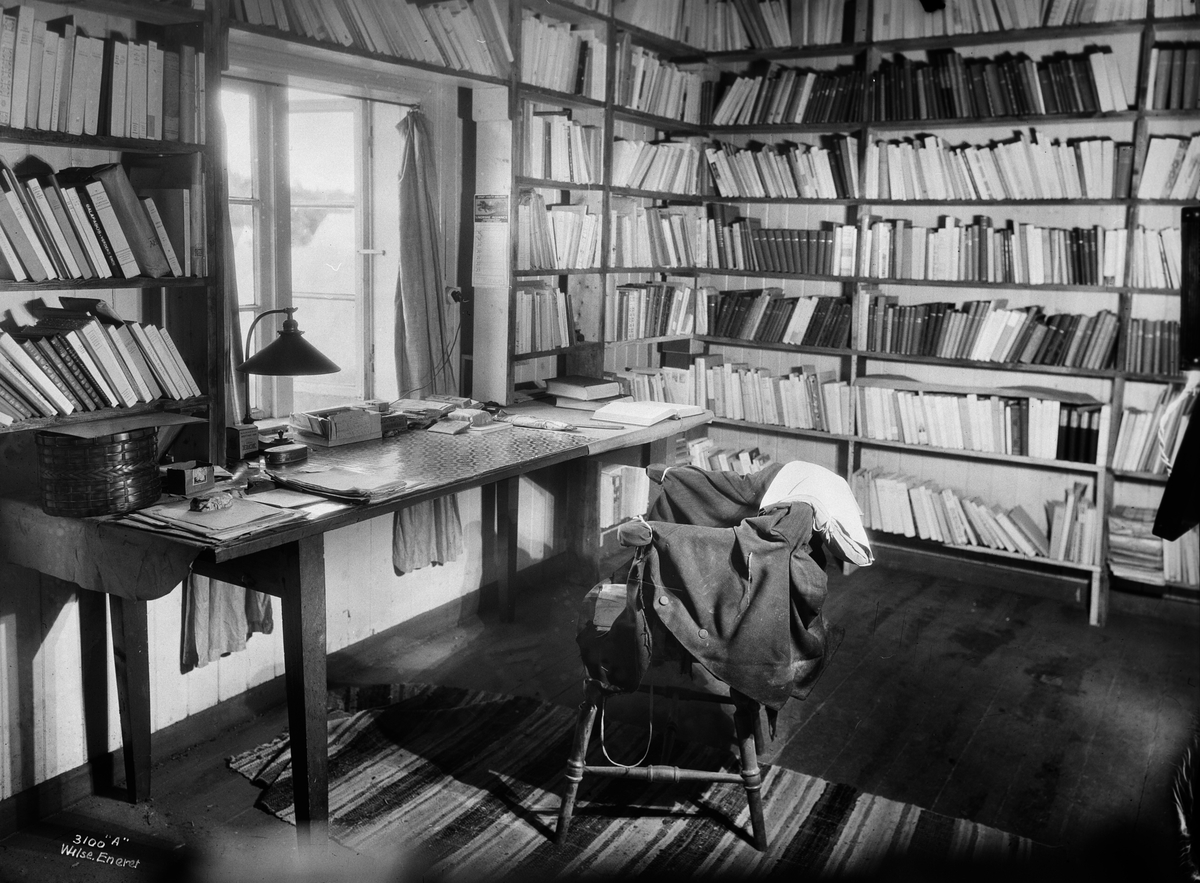 Anders Beer Wilse, Prot: Hamsun i Arbeidsværelse ved bord