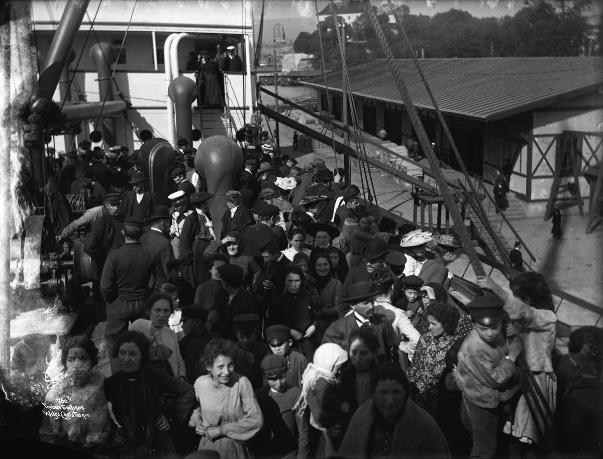 Anders Beer Wilse, Prot: Emigrantskibet avgang Hellige Olav Paa dekket? 24/8