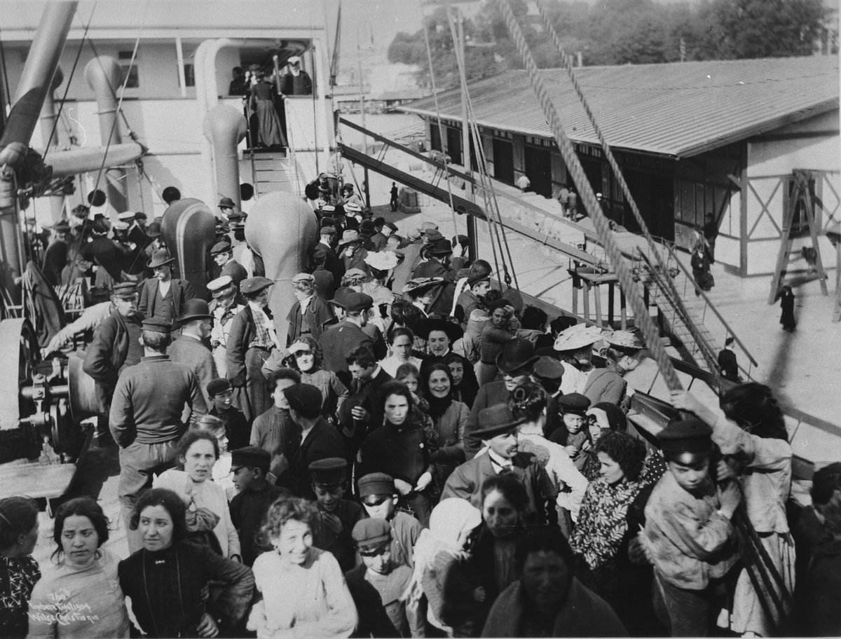 Anders Beer Wilse, Prot: Emigrantskibs Avgang. Hellig Olav På dekket?