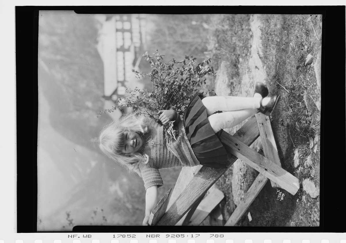 Anders Beer Wilse, Portrett av Thyra Evenby som sitter på en stol. Fotografert 1924.