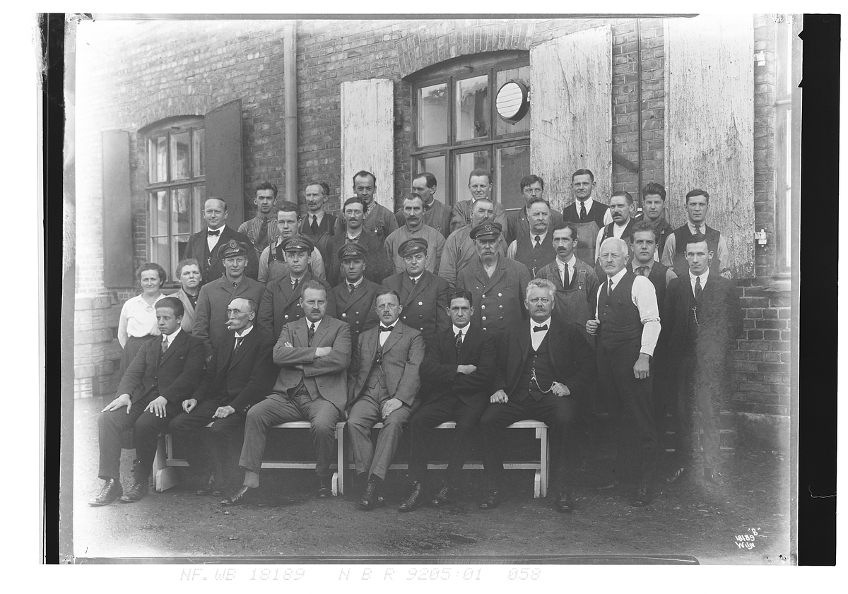 Anders Beer Wilse, Gruppebilde av ansatte i Vinmonopolet fotografert utenfor eiendommen. Fotografert 1924.