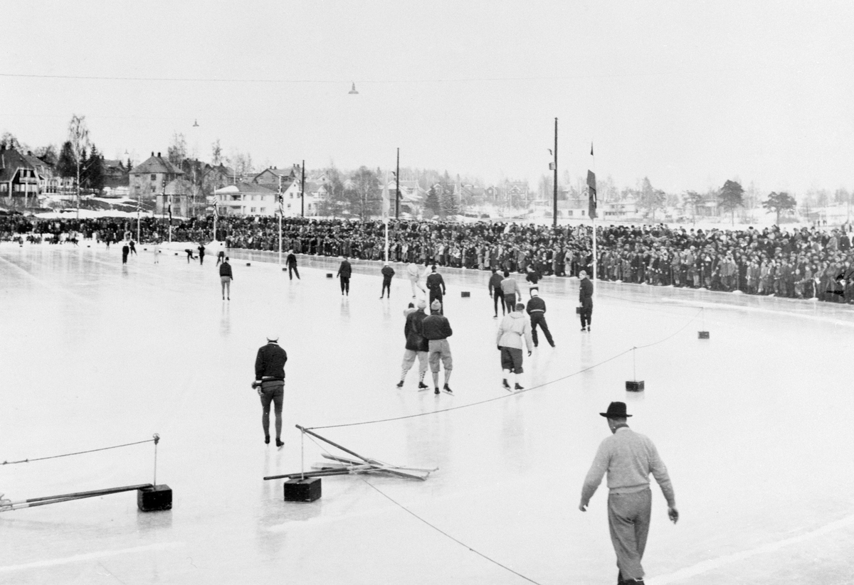 Hamar Arbeiderblad, HAMAR STADION, NM. NORGESMESTERSKAP PÅ SKØYTER 1951, PUBLIKUM