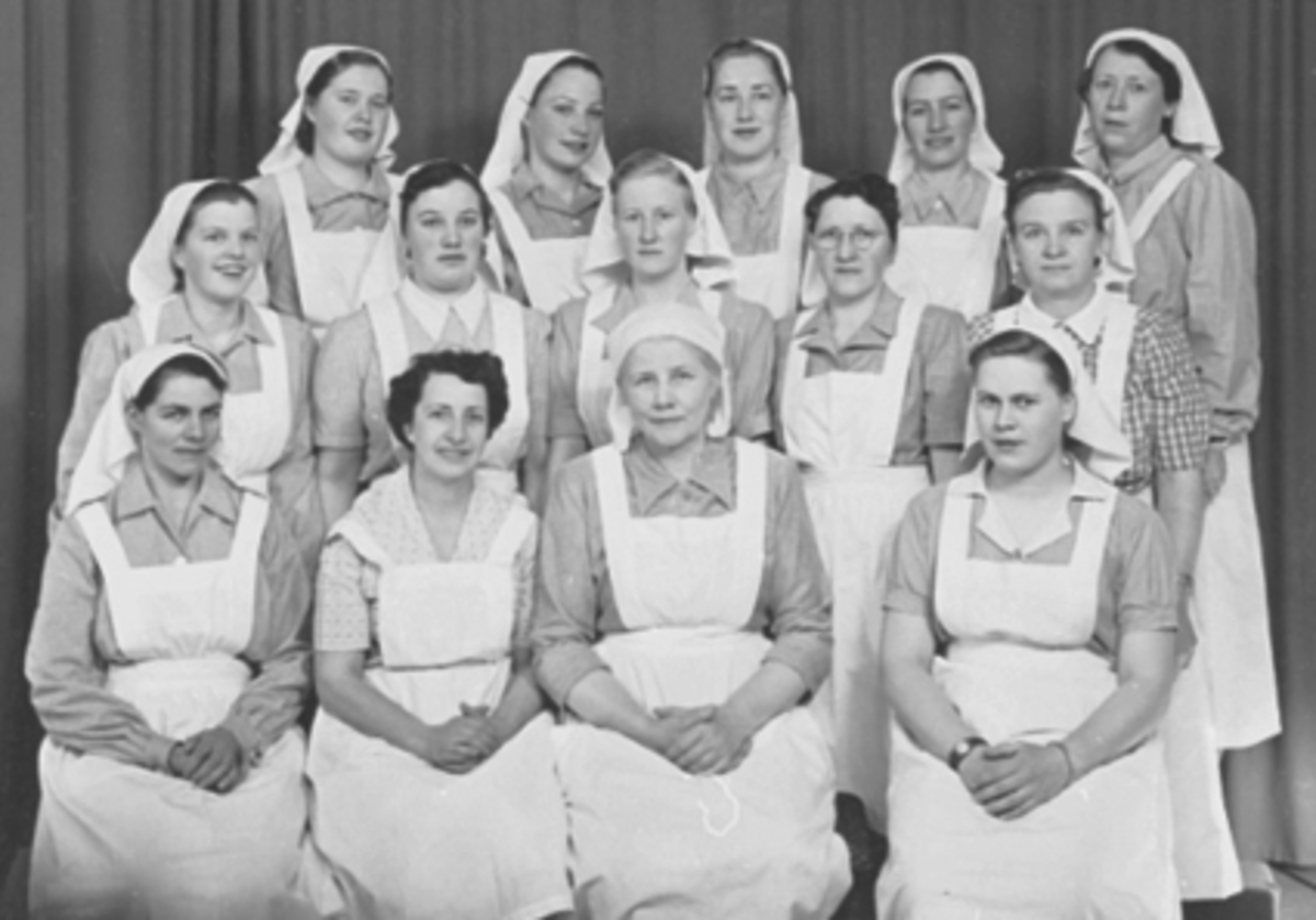 Anno Domkirkeodden, GRUPPE 14 KVINNER. HUSMORVIKAR SKOLE, HUSMORSKOLE, LÆRER THOMASSEN ?