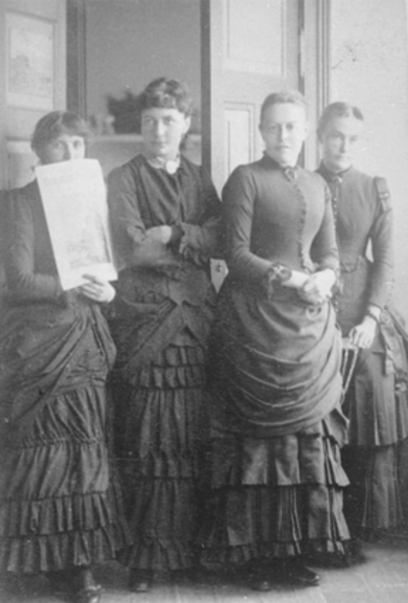 Anno Domkirkeodden, AMATØRSKUESPILLERE, FRA VENSTRE: FOTOGRAF INGEBORG LARSEN, MARI LARSEN, PAULINE LARSEN, UKJENT
