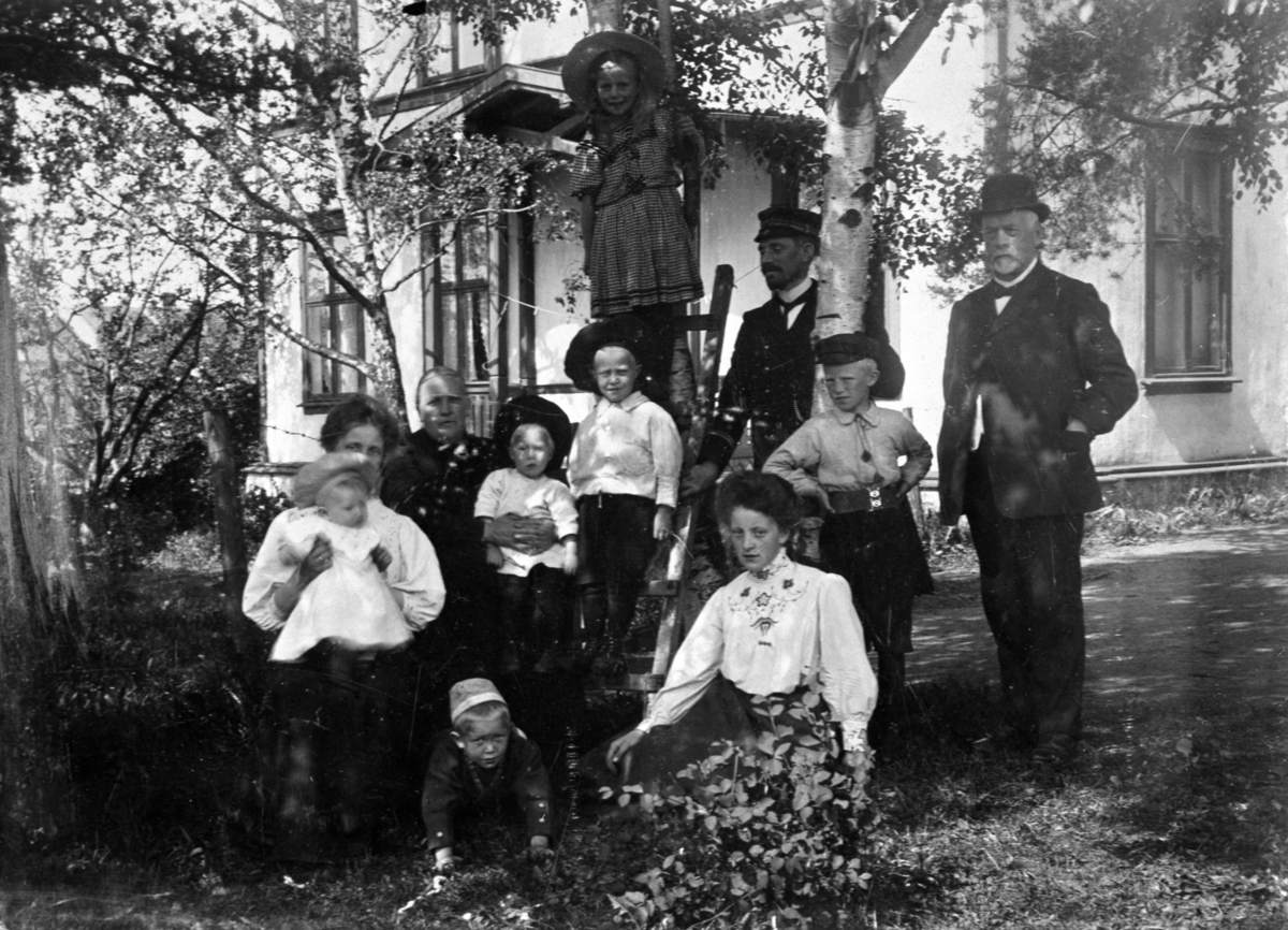 Anno Domkirkeodden, FAMILIEN ANDERSEN, HAGE, INGOLF "ATTIS" I JERNBANEUNIFORM, HUSET ER REVET.