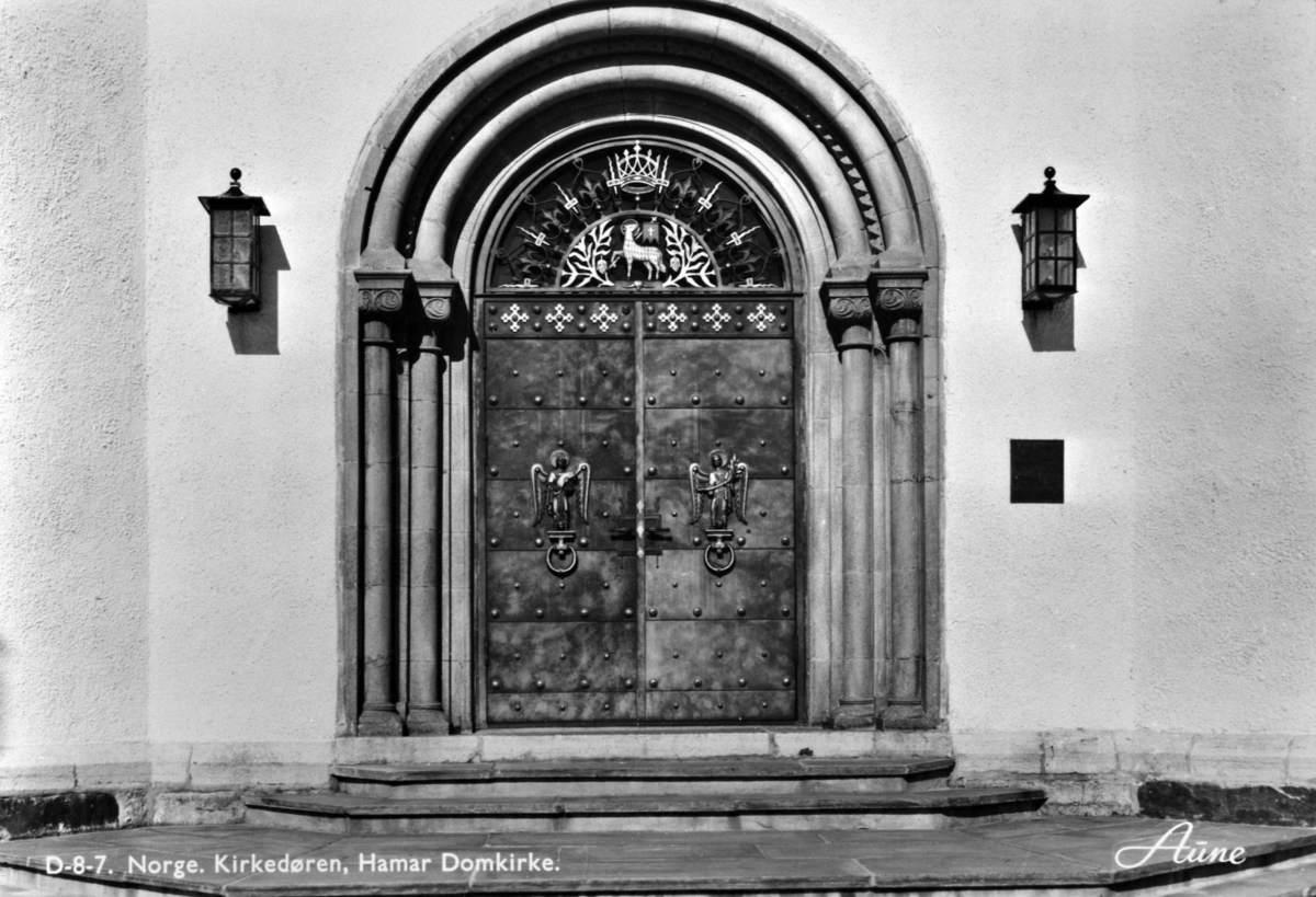 Anno Domkirkeodden, EKSTERIØR: HAMAR DOMKIRKE, KIRKEDØRA, SYD-PORTALEN. POSTKORT.