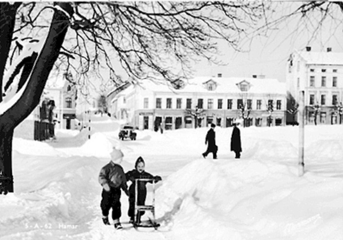 Anno Domkirkeodden, OVERSIKT STRANDGATA. , STORTORGET, VINTER, BARN MED SPARK. POSTKORT.