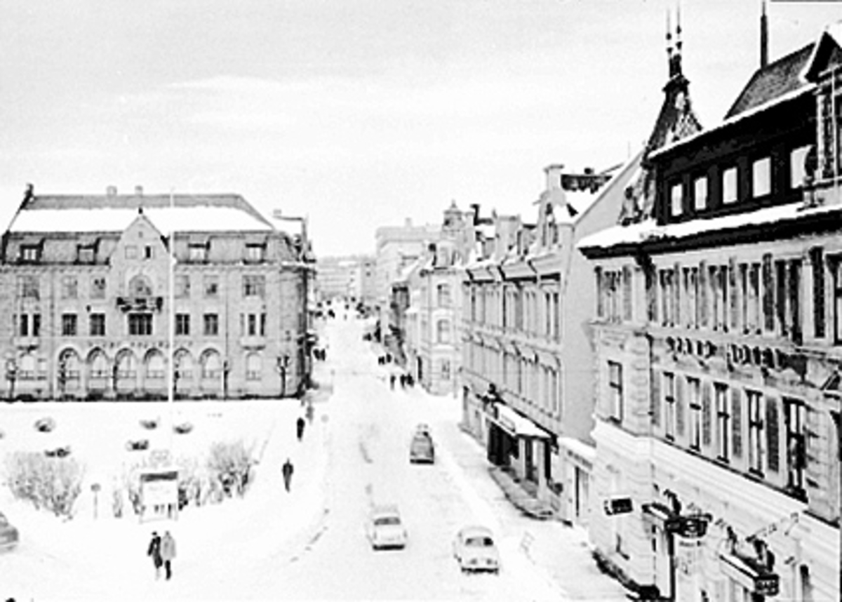 Anno Domkirkeodden, OVERSIKT TORGGATA. , GRAND HOTEL TIL ØSTRE TORG, FOLK, BILER, VINTER. POSTKORT.