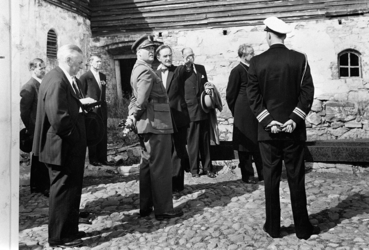 Anno Domkirkeodden, HAMARDAGEN, KRONPRINS OLAV MED FØLGE, OMVISNING FRA VENSTRE: UNDERTHUN, FYLKESKONTORSJEF SIG. PEDERSEN, RÅDMANN REIDAR NORDBY, HKH. KRONPRINS OLAV, TORALV BLEKEN-NILSSEN, ERLING AUDENSEN, BISKOP SCHJELDERUP. SE OGSÅ ORIGINAL NEGATIV NO-53420-1-38
