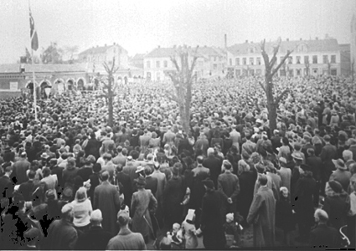 Anno Domkirkeodden, FOLKEMENGDE, STORTORGET, BASARBYGNINGEN, FRIGJØRINGSVÅREN MAI 1945