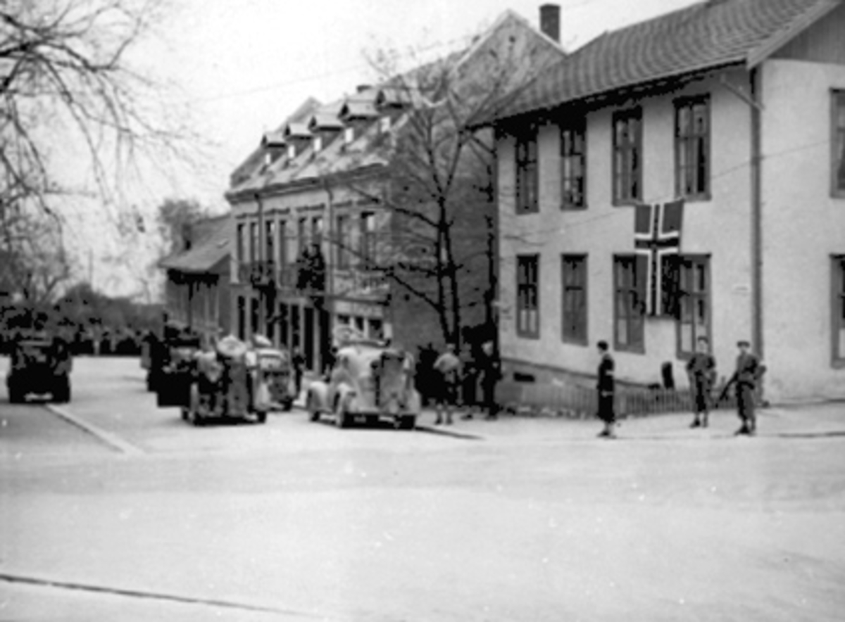 Anno Domkirkeodden, HAMAR POLITISTASJON, ARRESTASJON AV NAZISTER, BILER MED KNOTT. HAMAR PRIVATBANK. FRA FRIGJØRINGEN MAI 1945. NORSK FLAGG PÅ EN VEGG.